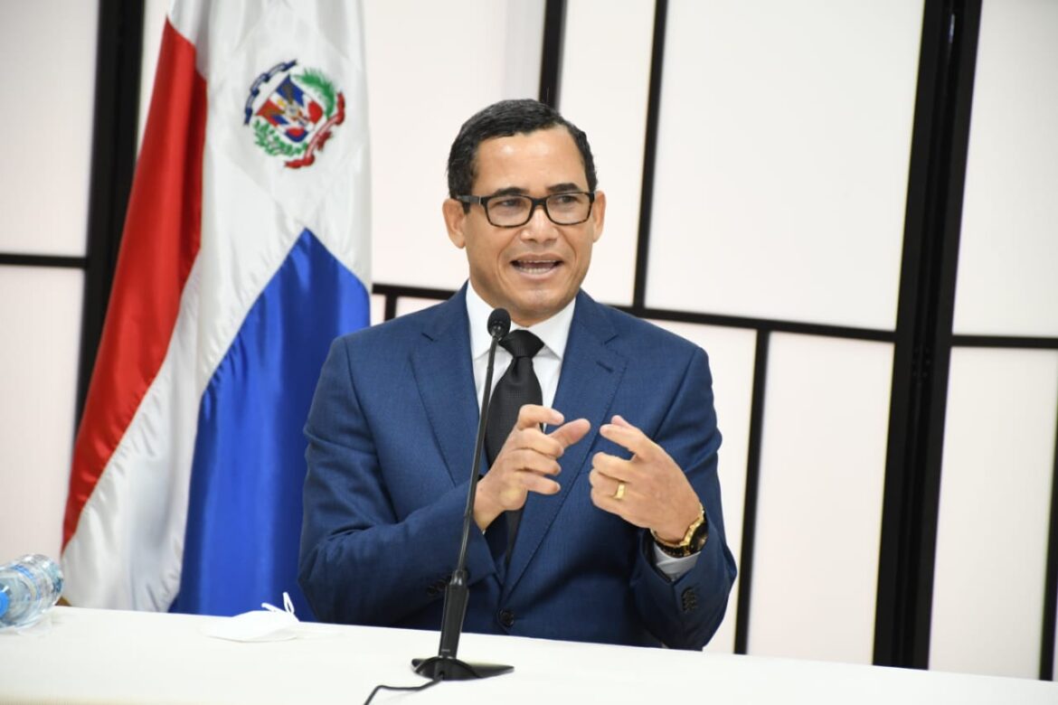 Ministro de Trabajo destaca creación de 512 mil empleos