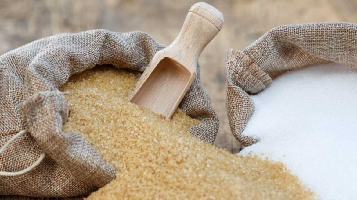 Persona revisando alimentos sin azúcar en una cocina saludable y natural