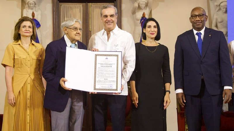 Presidente Abinader entrega Premio Excelencia Magisterial 2023 - Por la ...