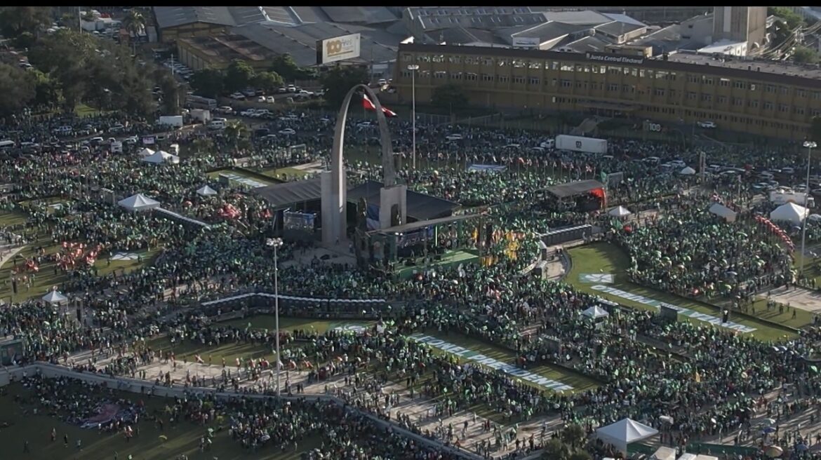 Fuerza del Pueblo da demostración de poderío en la Plaza de la Bandera