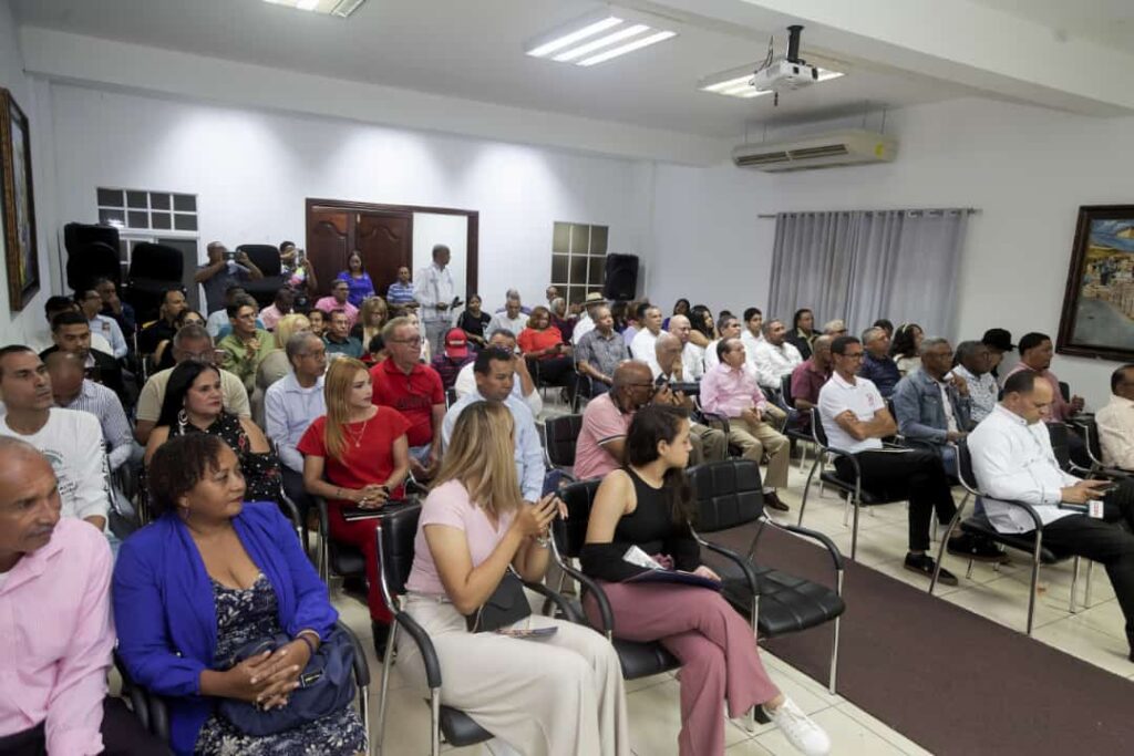Parte del público asistente a la puesta en circulación la obra Estivales y Espinelas
