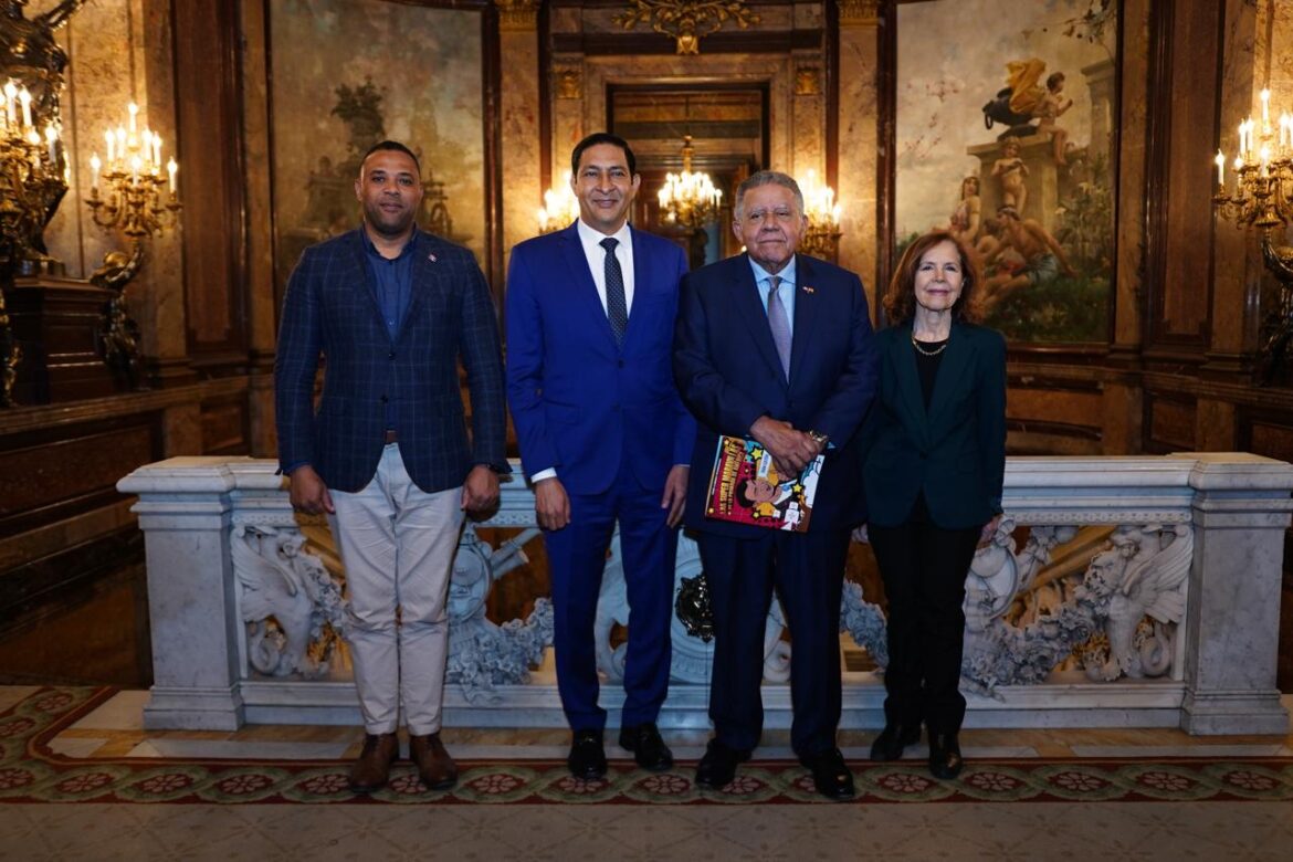 Embajador Juan Bolivar Díaz, el Profesor Iván Gatón, la Sra. Luisa Auffant , Consejera Cultural de la embajada, y Junior Marrero, encargado del INDEX en España.