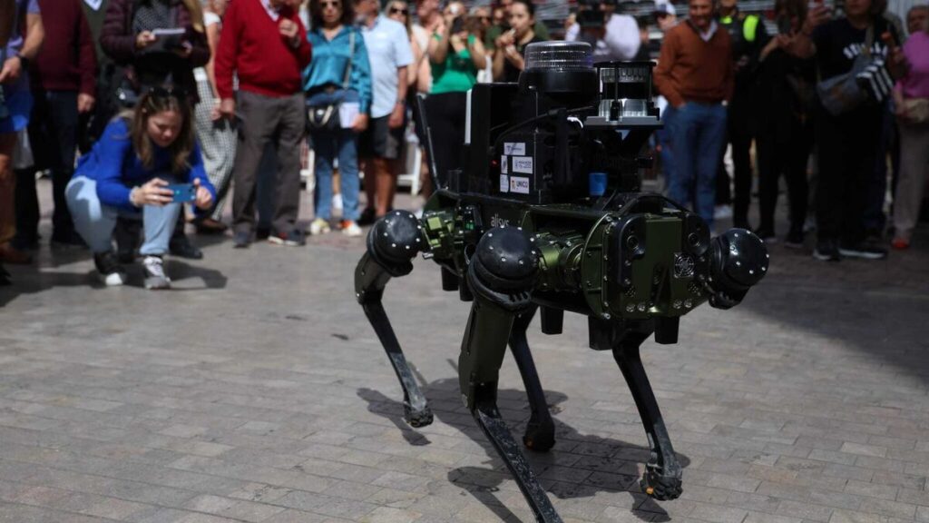 Nuevo perro patrullero contemplado por el público en las calles de Málaga