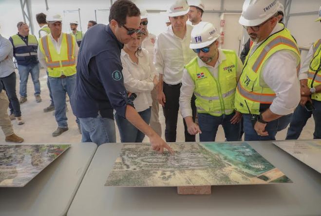Delegación de la embajada británica realiza recorrido por el proyecto de desarrollo turístico Cabo Rojo
