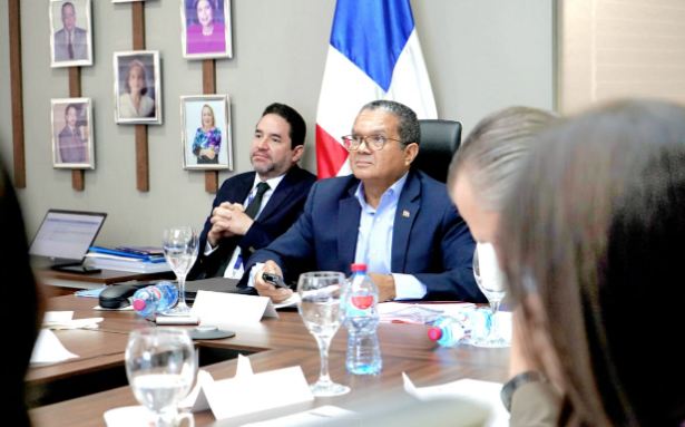 Aprueban permisos de instalación de 10 empresas y dos parques de zonas francas