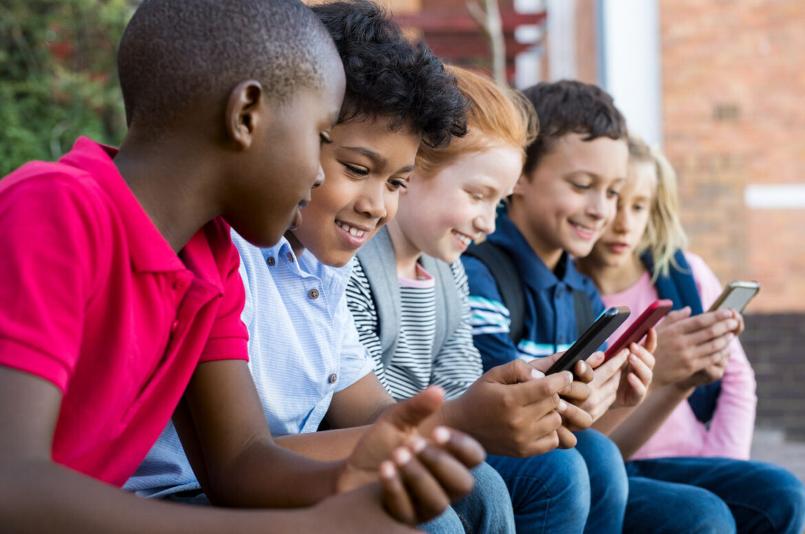 Urgen en Francia alejar a niños de las pantallas y redes sociales