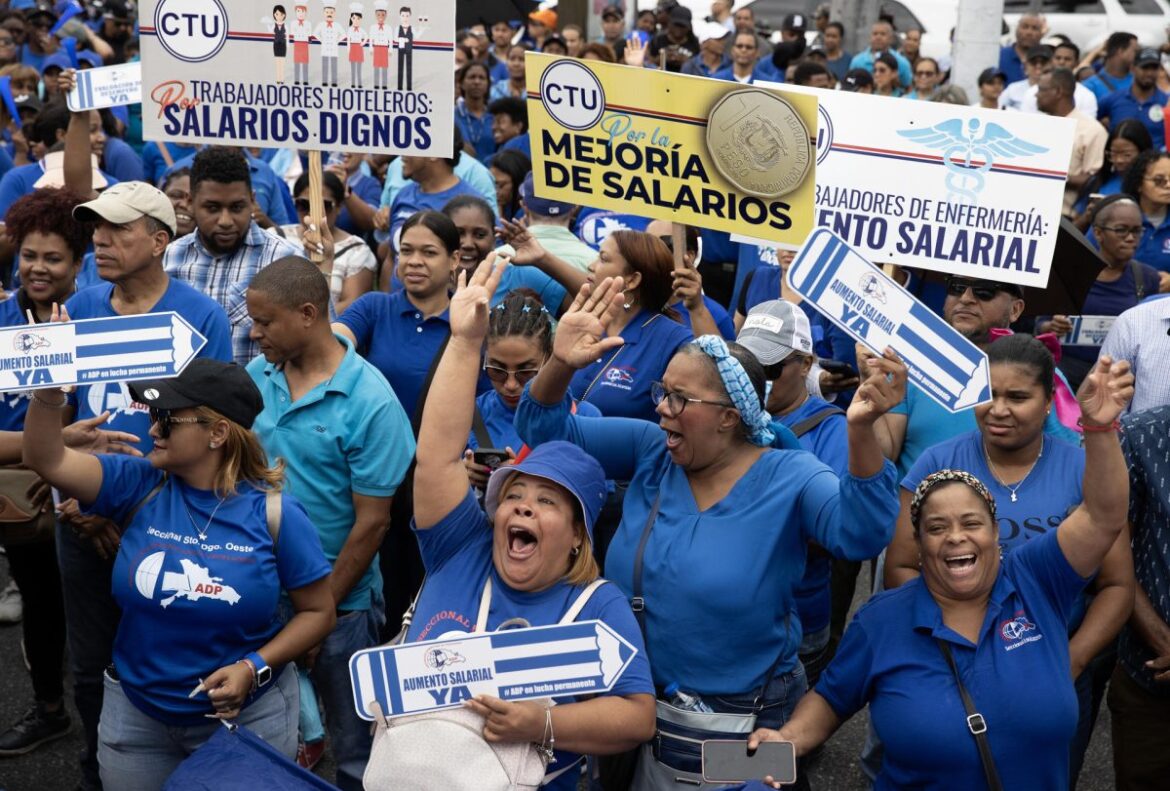 Maestros continúan protestando por aumento salarial