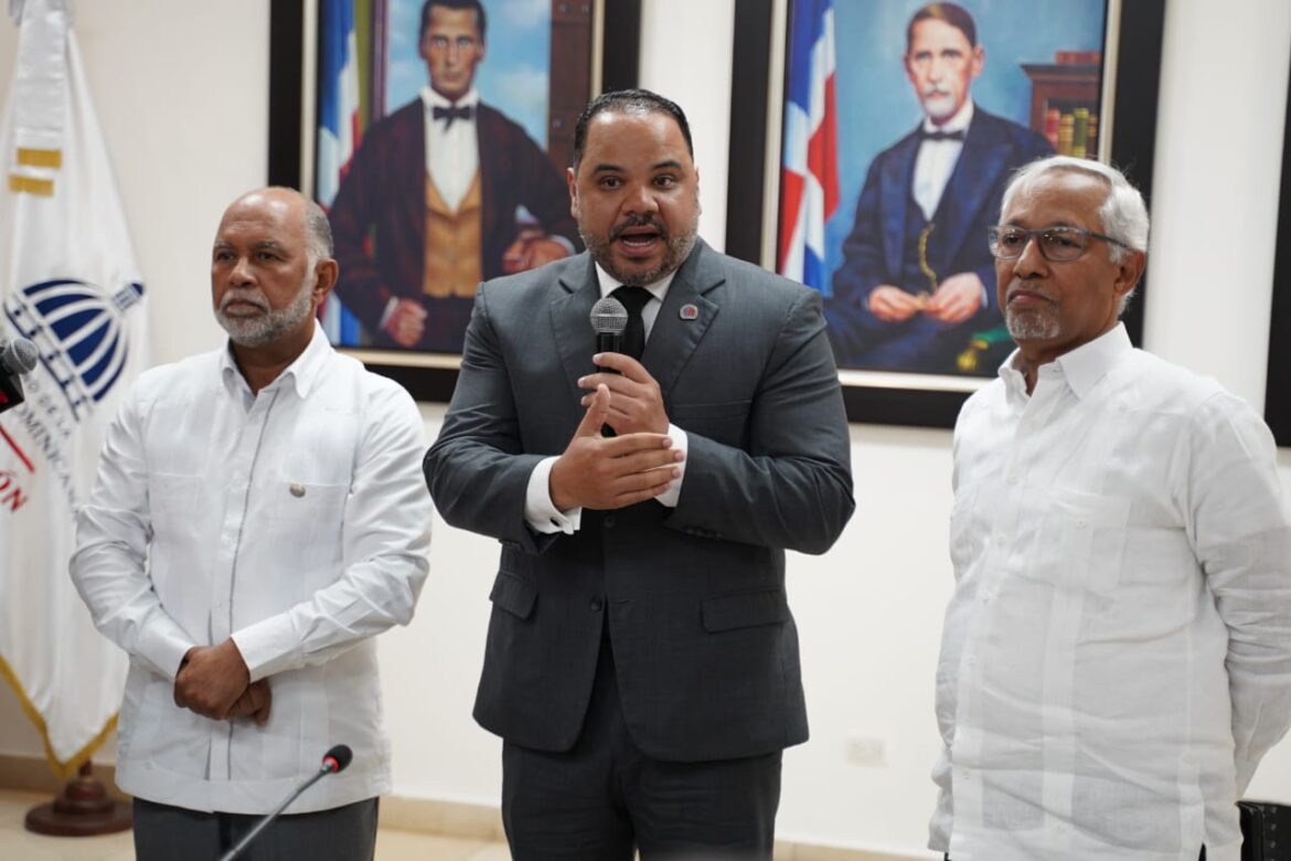 Elevan a un 10 % el aumento salarial de los maestros