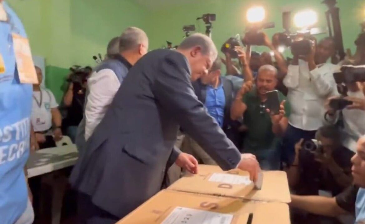 Leonel destaca participación activa y entusiasta de votantes