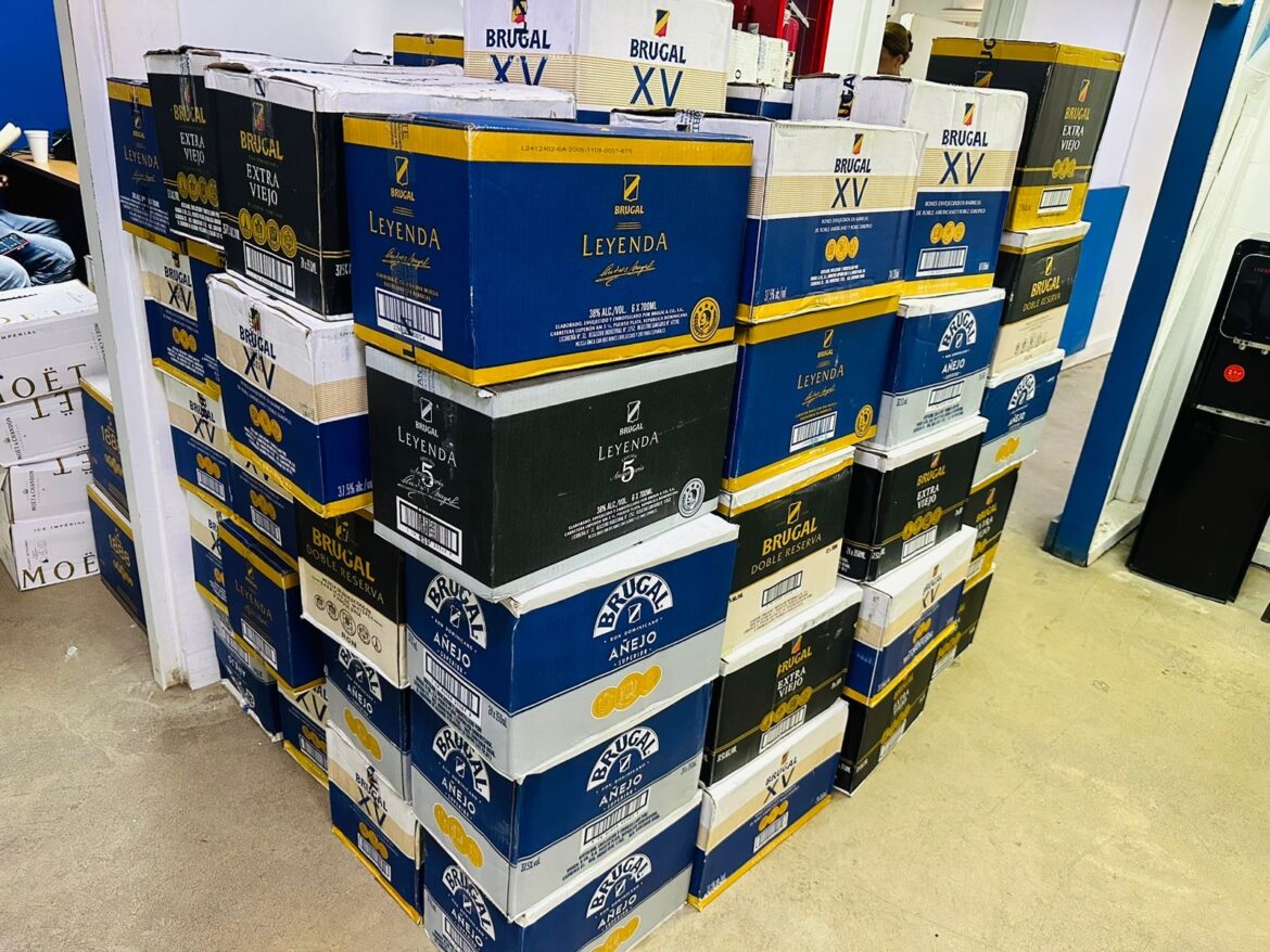 Recuperan más de 185 cajas de ron, un camión y una escopeta robados de almacén