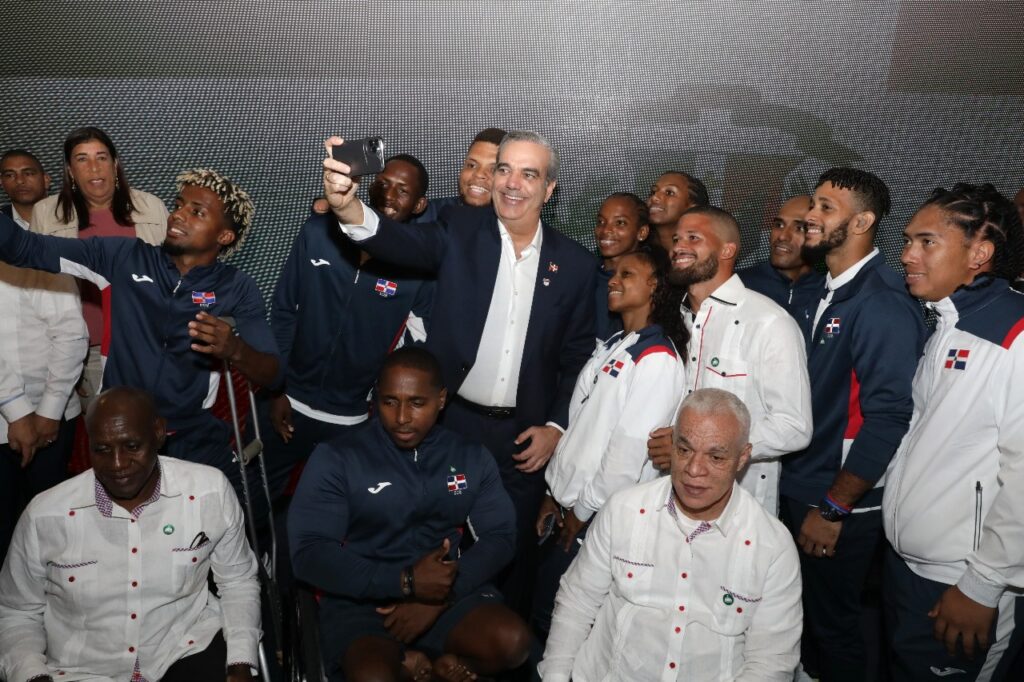 Abinader despide delegación de atletas dominicanos rumbo a París 2024