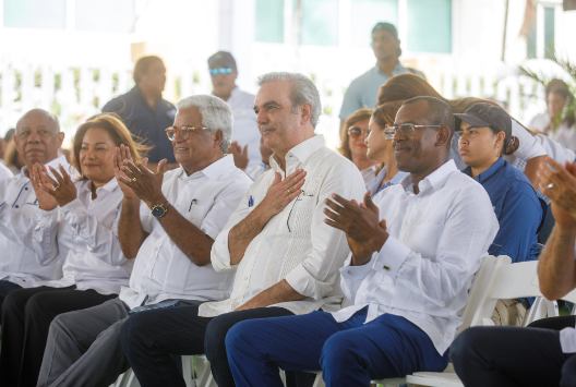 Abinader entrega certificado de título número 100 mil