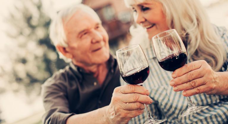 Beber con moderación no alarga la vida, según nuevo estudio