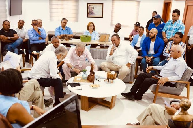 Ministro de Medio Ambiente diáloga con autoridades de Montecristi