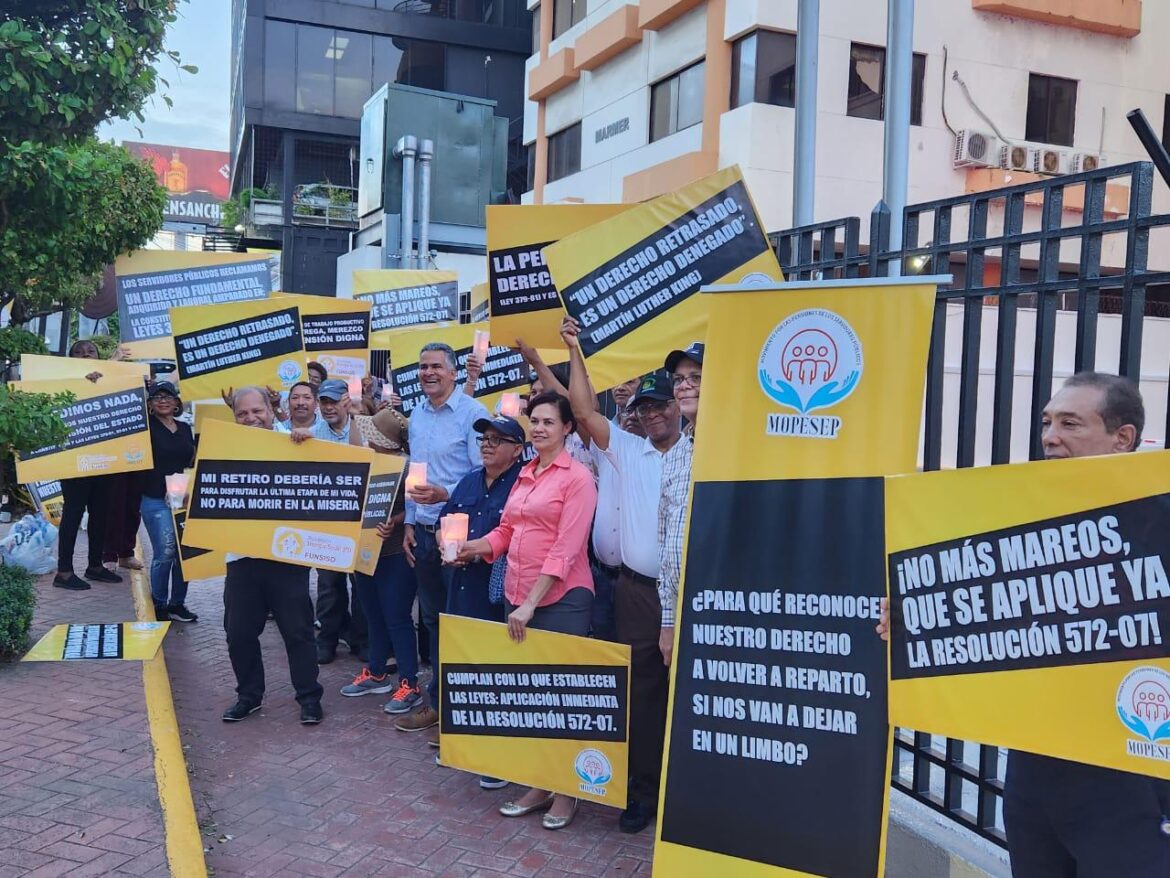 Servidores públicos llaman a protesta frente a edificio del CNSS
