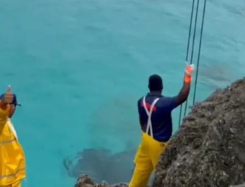 Sacan camión de las aguas del mar Caribe; investigan relación con hombre desaparecido