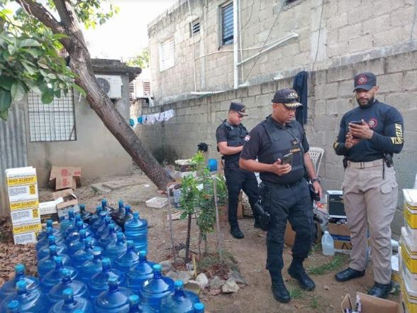 Desmantelan red de fabricantes alcohol adulterado en Los Alcarrizos