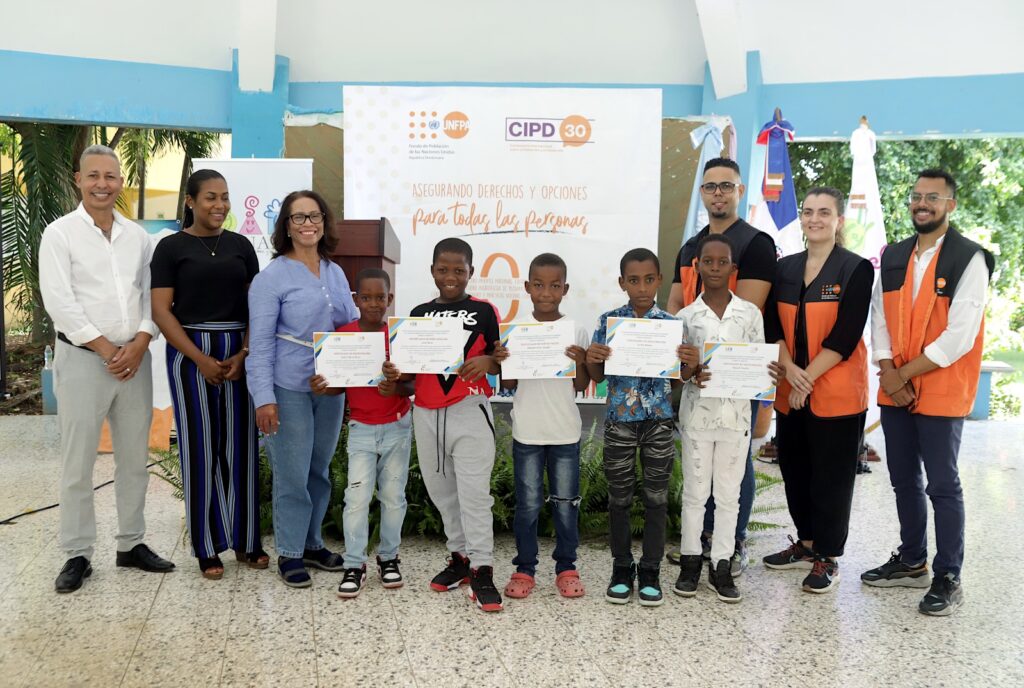 Certifican a 390 niños y adolescentes con iniciativa Fabricando Sueños