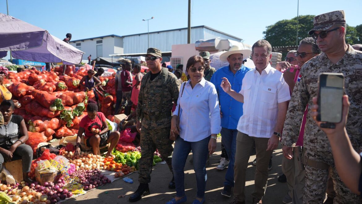 Ito Bisonó recorre mercado Binacional de Dajabón