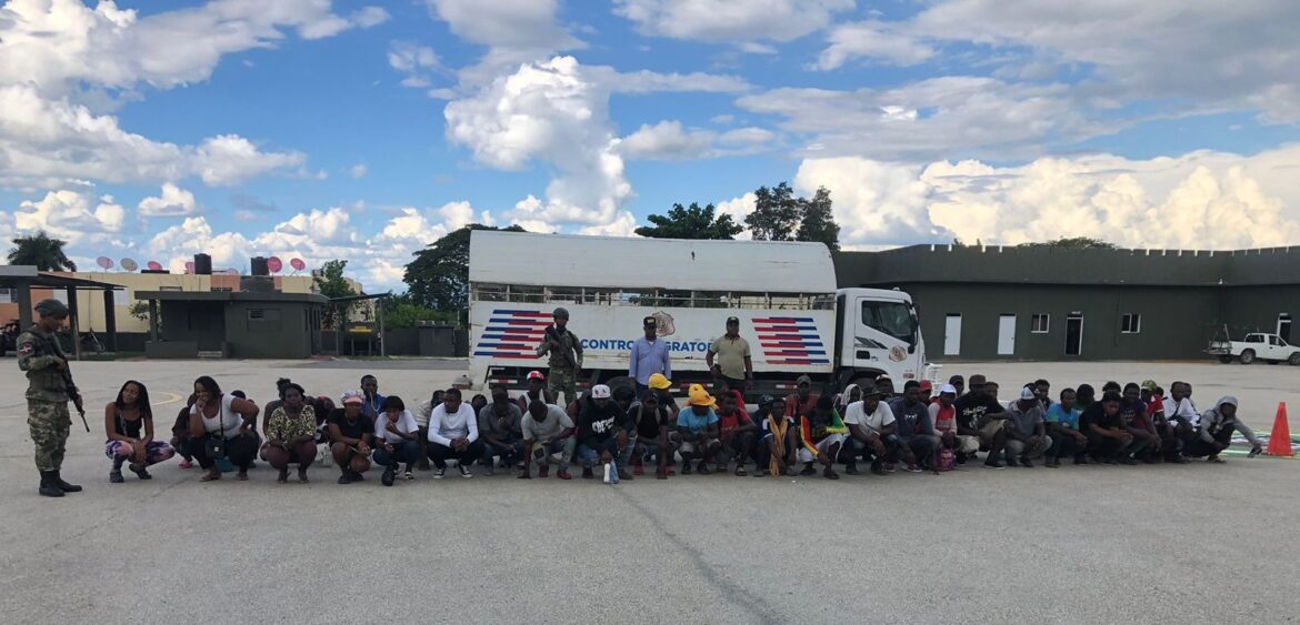 Detienen 230 haitianos ilegales en Dajabón y ocupan cigarrillos
