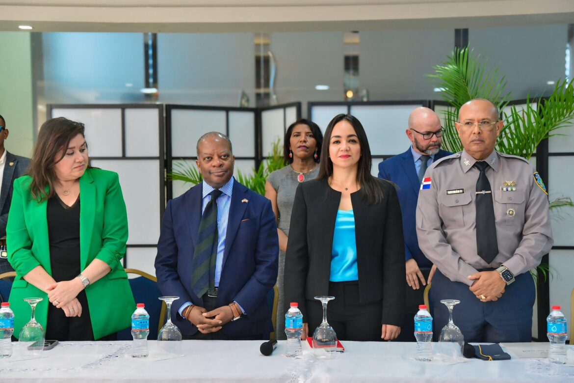 Ministra de Interior y Policía recibe al subsecretario adjunto de INL