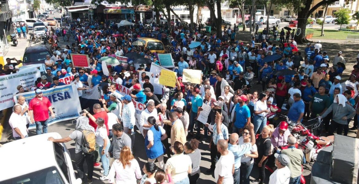 Realizan protesta por reivindicaciones en Santiago Rodríguez