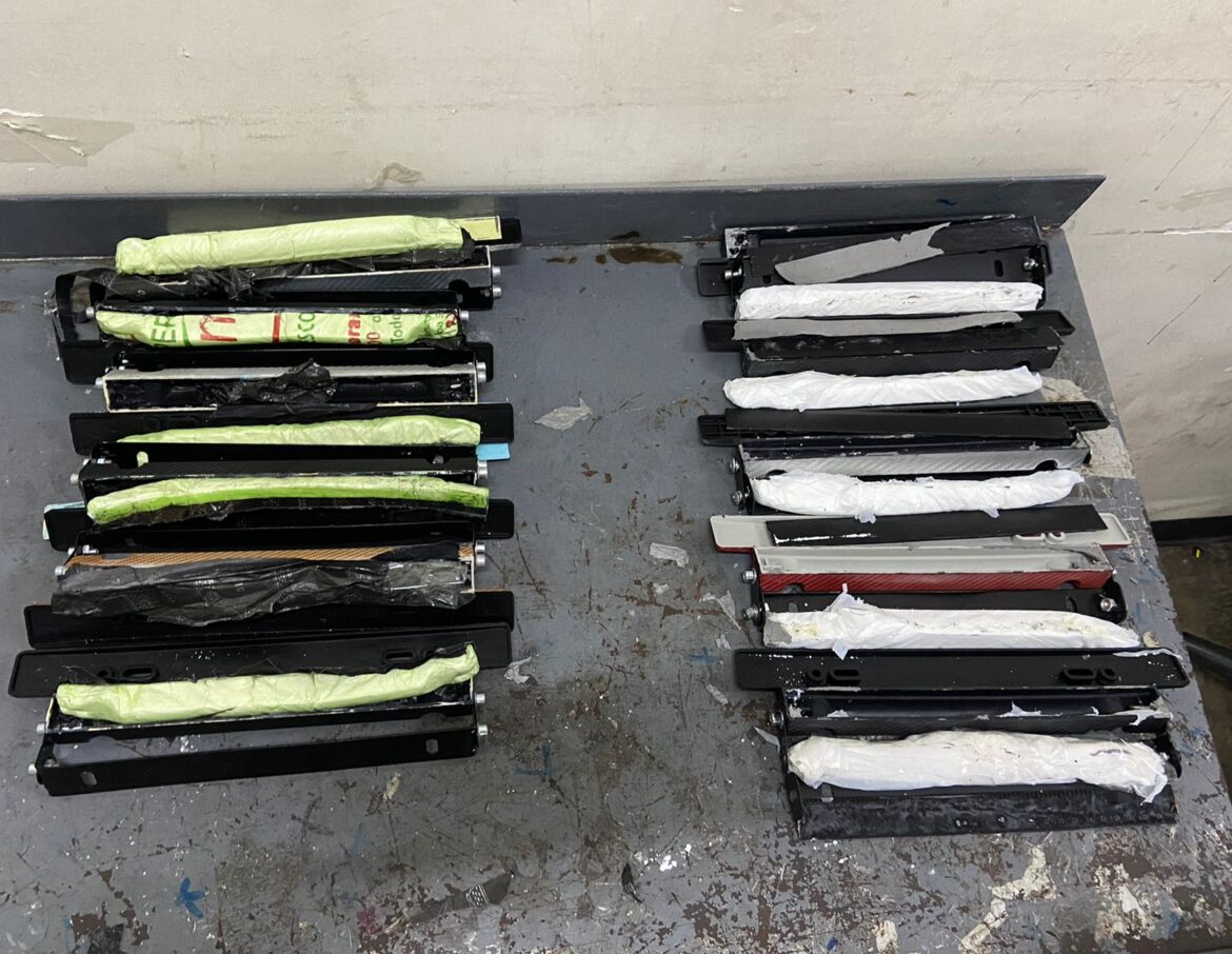Frustran envío a EEUU de 19 porta placas rellenos de cocaína