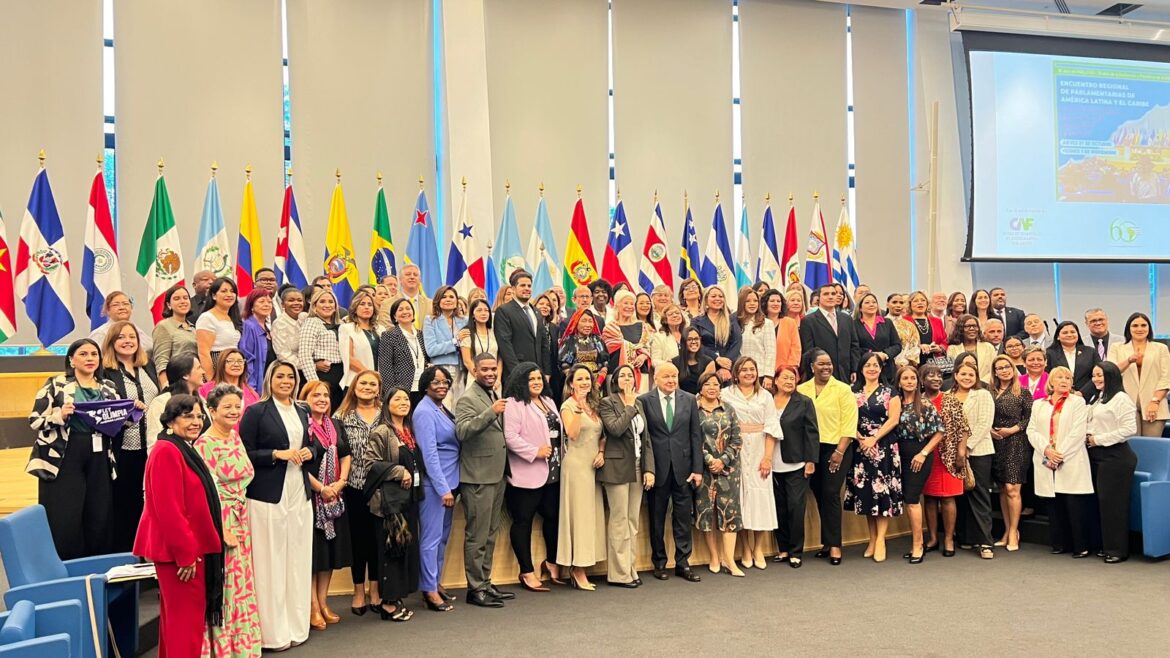 Parlamentarias de América Latina y el Caribe debaten sobre democracia