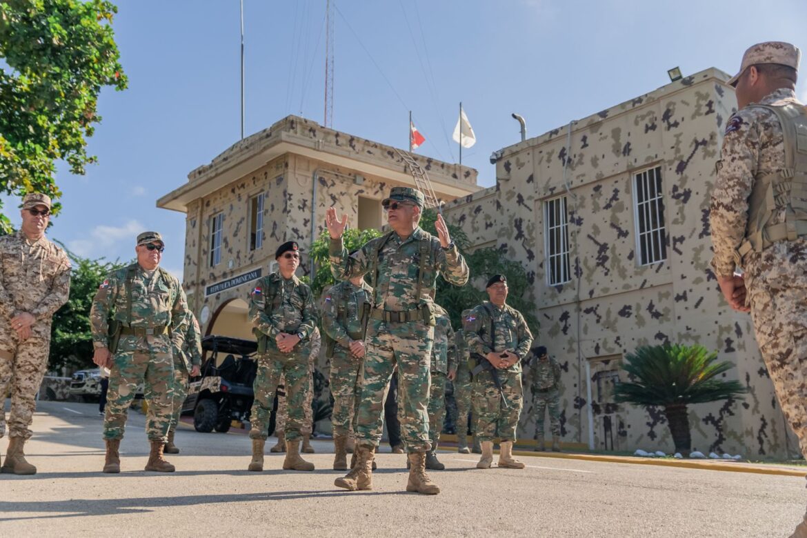 Ministro de Defensa supervisa verja perimetral e instalaciones militares en Elías Piña y Dajabón