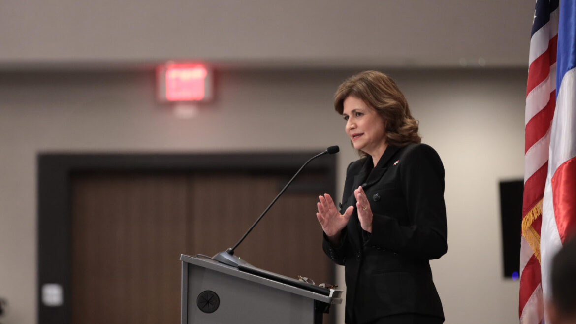 Vicepresidenta Raquel Peña participa en Simposio del COA