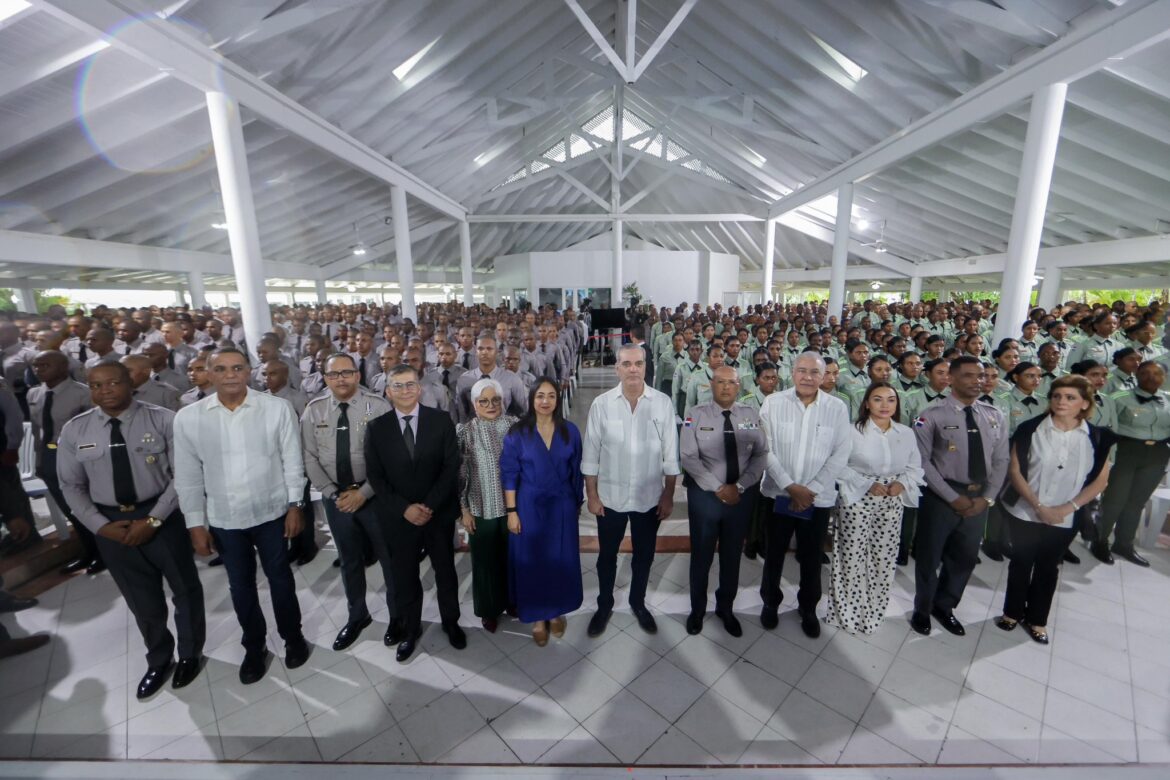 Abinader celebra graduación histórica de más de mil nuevos policías en la reforma policial