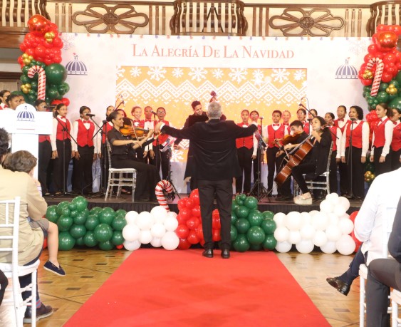 Palacio Nacional recibe la Navidad con encendido de árbol navideño