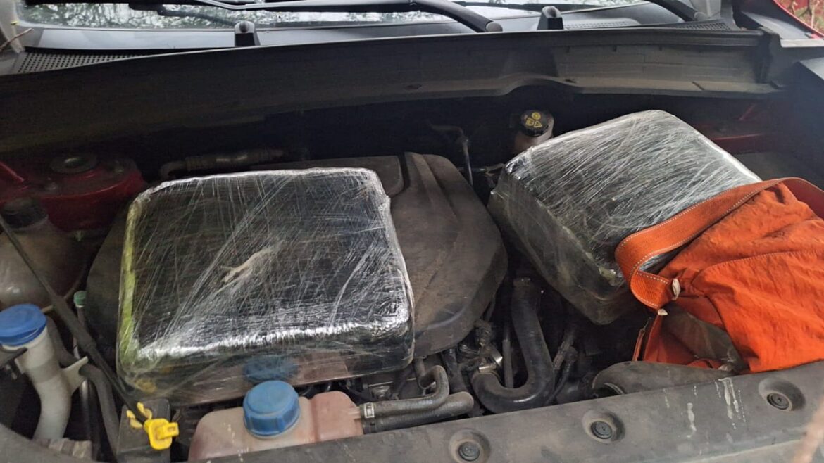 Ejército ocupa dos pacas y media de marihuana escondidas en motor de una jeepeta