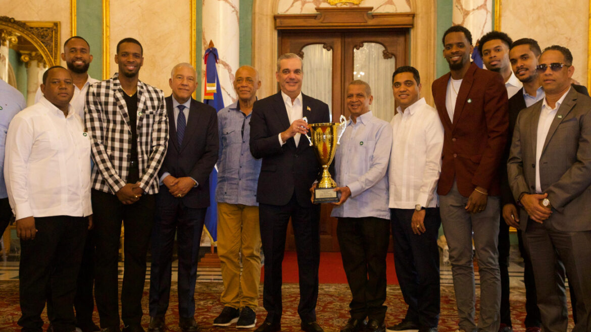 Club Mauricio Báez llega a Palacio Nacional tras triunfo