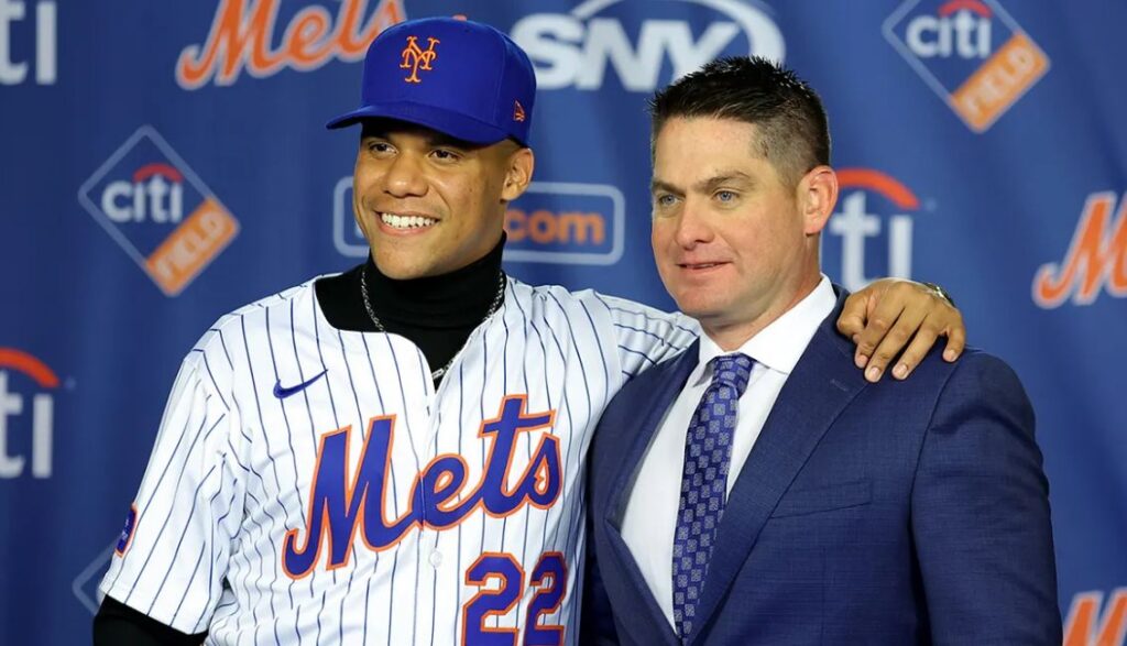 La lujosa suite del Citi Field, hogar de los Mets de Nueva York, albergó un evento especial: la presentación oficial de Juan Soto, quien acaba de firmar un contrato histórico