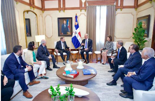 González Urrutia se reúne con presidente Abinader