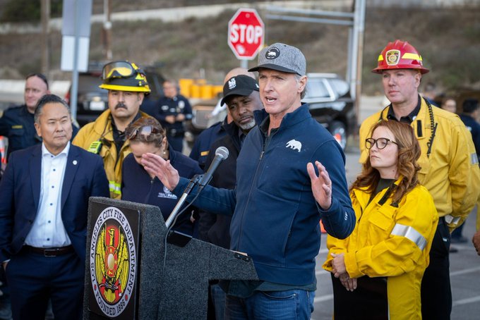 Más de 30 mil órdenes de evacuación por incendio en California