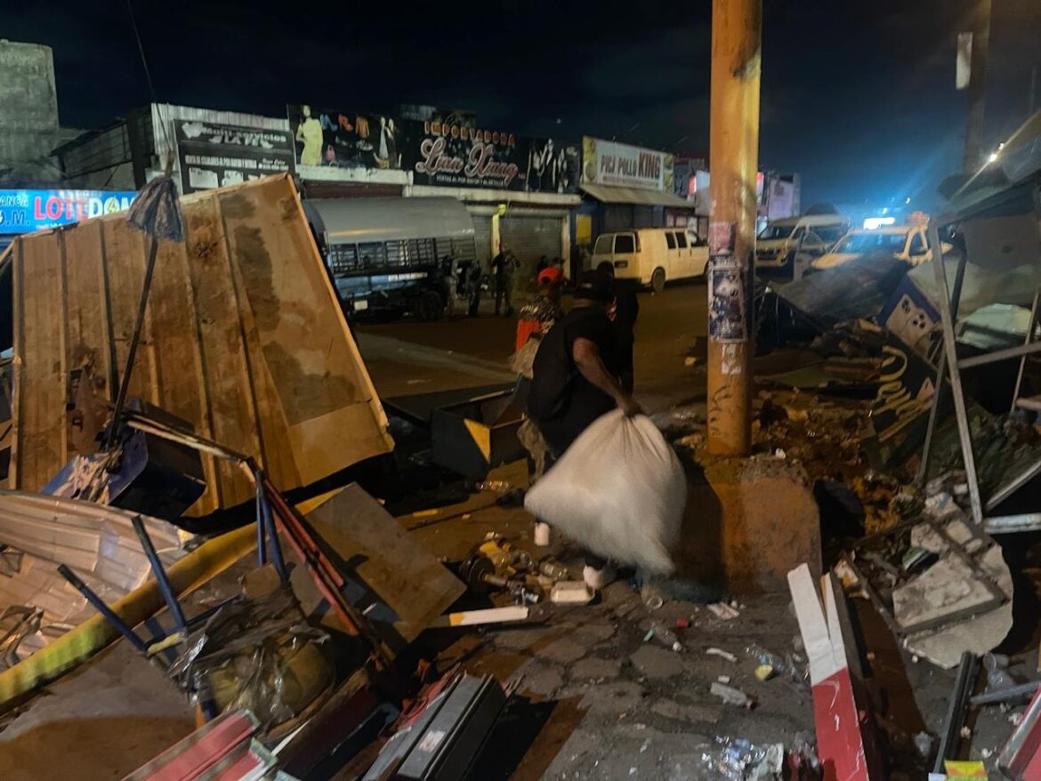 MOPC desaloja vendedores del kilómetro 9 de la autopista Duarte