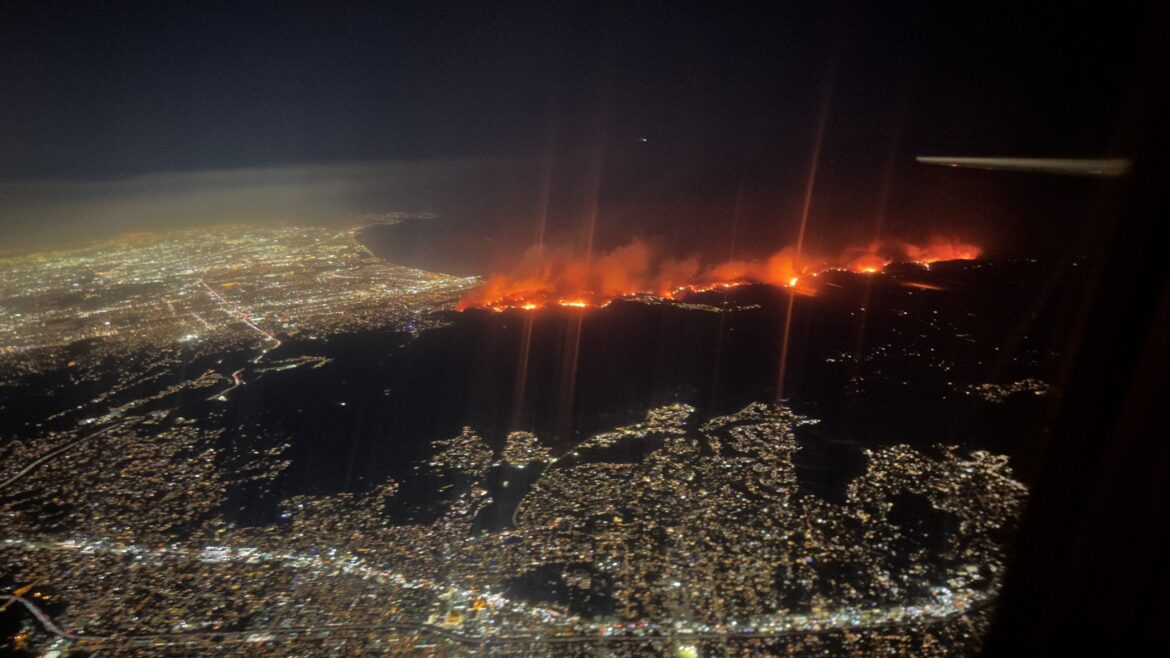Más de 30 mil órdenes de evacuación por incendio en California