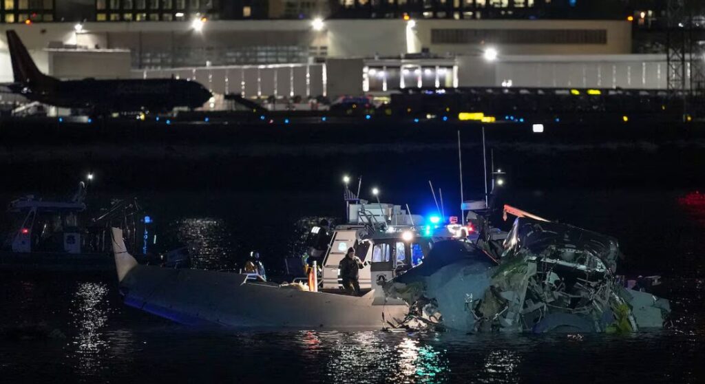 Choque entre helicóptero y un avión deja decenas de muertos en Washington