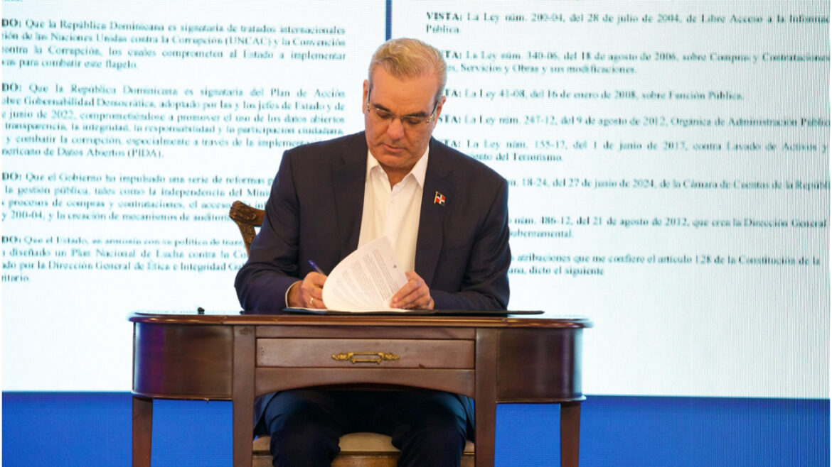 Abinader firma decreto para crear Comisión Nacional de Transparencia y Anticorrupción