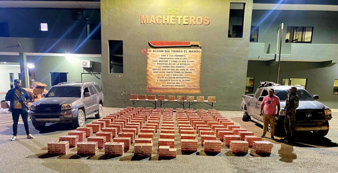 Decomisan contrabando de casi 700 mil cigarrillos en dos vehículos en Valverde