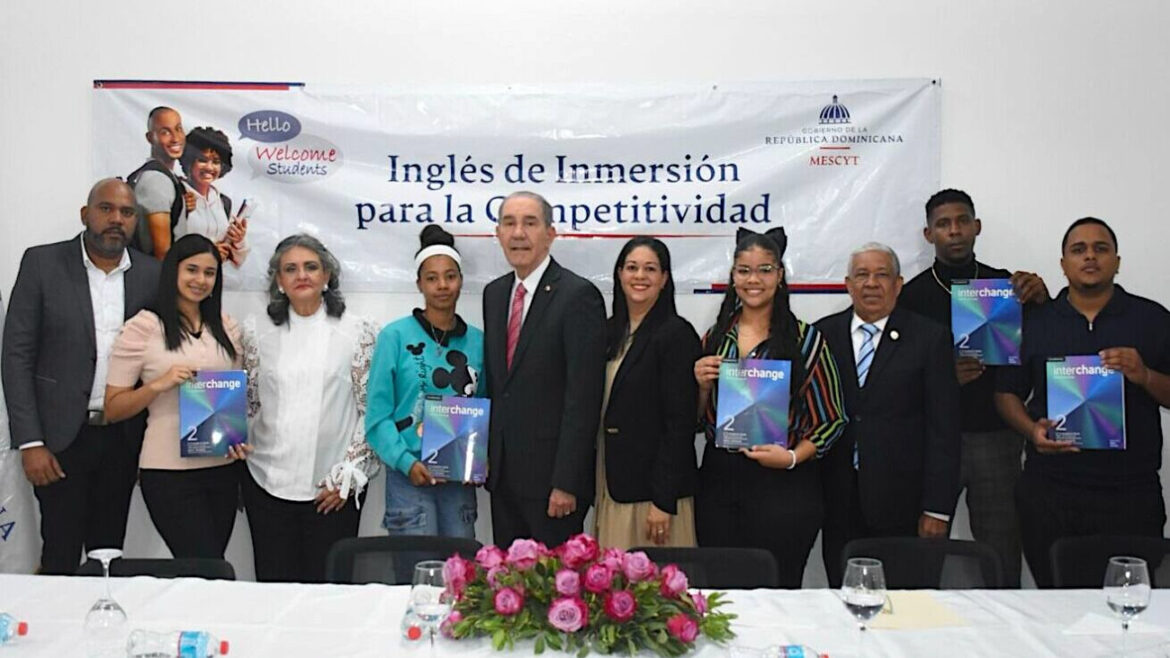 Mescyt impacta a Santo Domingo Este con programa de inglés