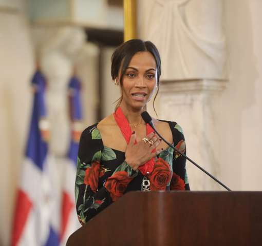 Abinader condecora a Zoe Saldaña con la Orden Heráldica de Cristóbal Colón