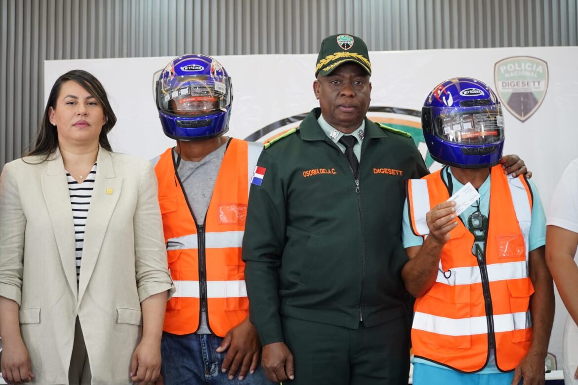 DIGESETT lleva programa "Un Casco Para Salvar Tu Vida" al municipio de Sánchez