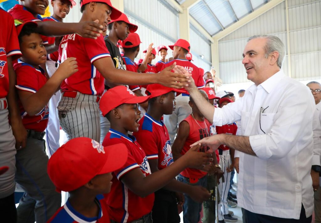 Abinader inaugura hospital en Baní y centro deportivo en Azua