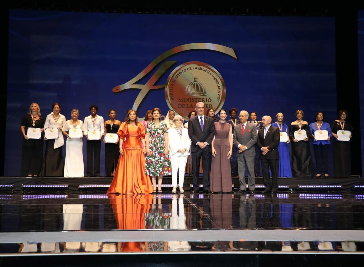 16 dominicanas reciben Medalla al Mérito de la Mujer
