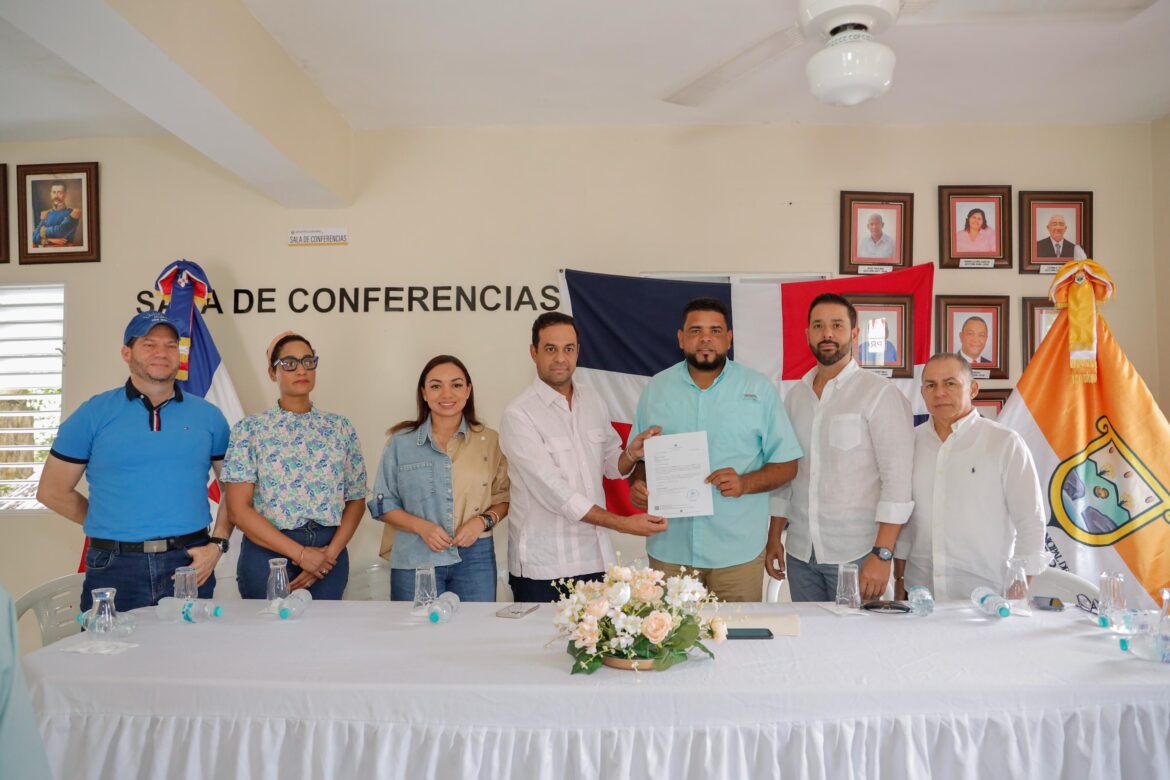 Gobierno entrega certificaciones de fondos para obras y compras de equipos