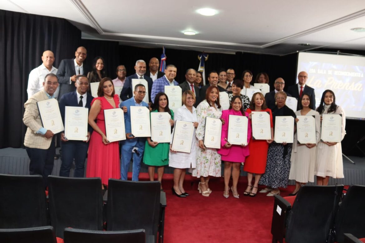 CDP Distrito Nacional reconoce la trayectoria de destacados periodistas