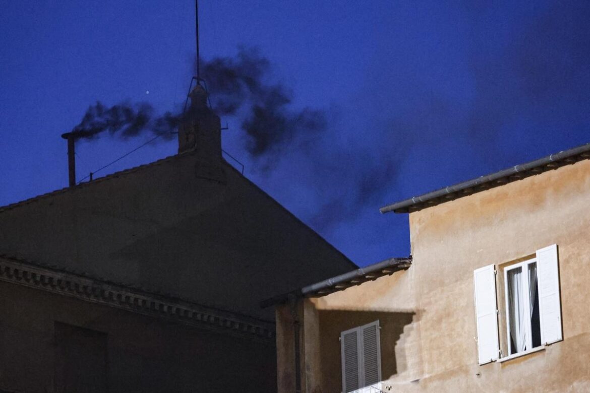 Fumata negra en el Vaticano, todavía no hay nuevo papa